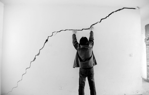 当墙面裂缝了怎么办?别慌,艺峰小编教你几招轻松搞定!